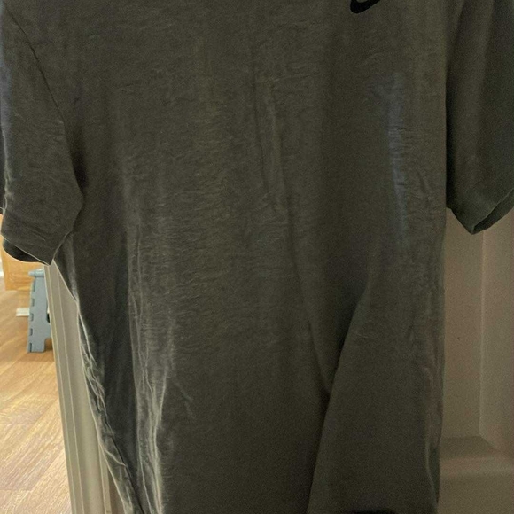 Nike Men's Charcoal Tee - Picture 2 of 2